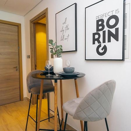Fam Living - Marina Marvel - Studio Apartment With Breathtaking Views In Studio One Tower Дубай Екстериор снимка
