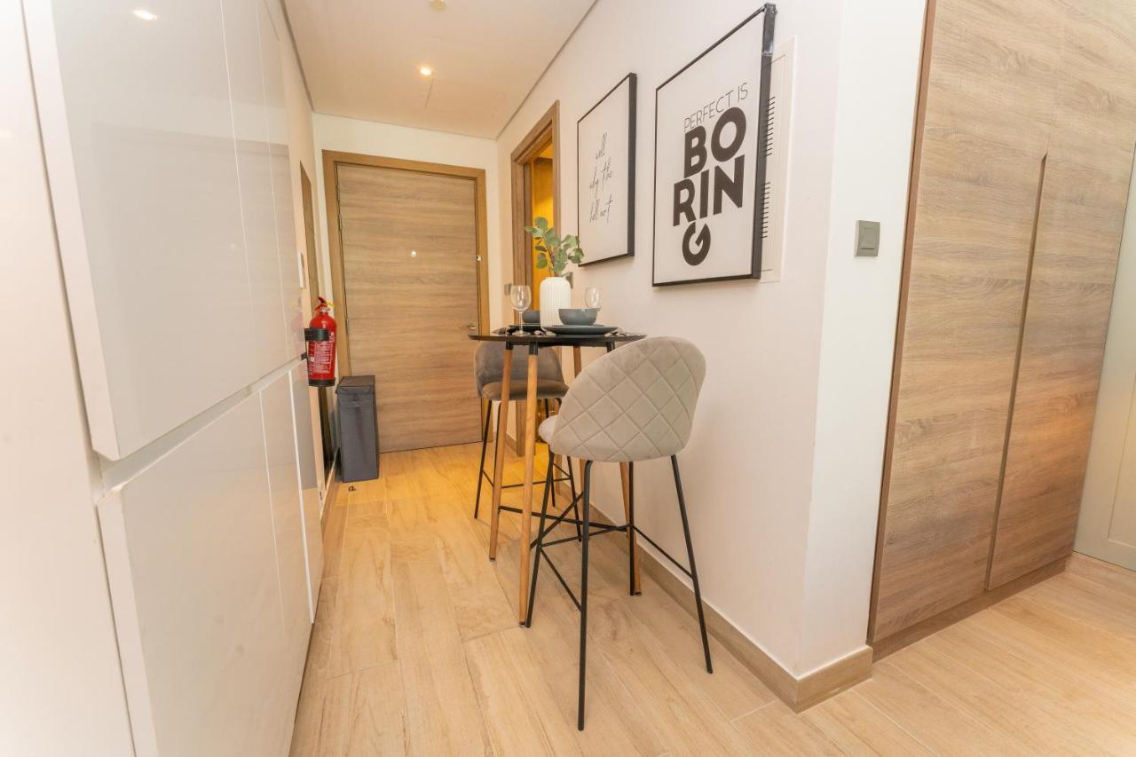 Fam Living - Marina Marvel - Studio Apartment With Breathtaking Views In Studio One Tower Дубай Екстериор снимка